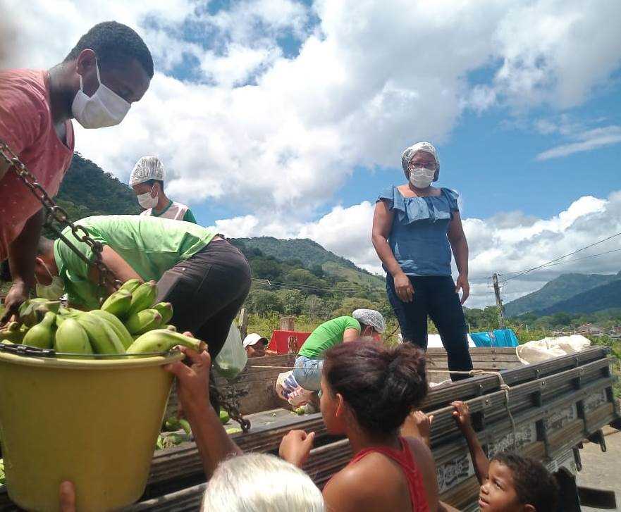 Camacã: Secretaria de Assistência Social vai a Jacareci e distribui alimentos e máscaras